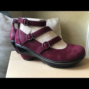 Jambu Penelope Wine brand new in box size 8.5